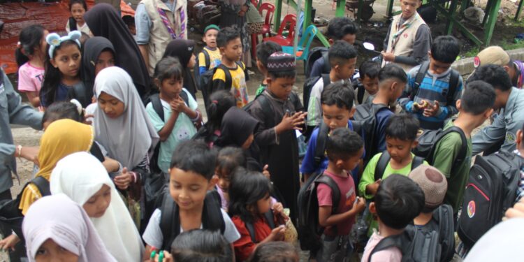 Pramuka Peduli Kwartir Daerah Aceh Bersama DKC Bener Meriah Gelar Trauma Healing untuk Korban Banjir dan Tanah Longsor Aceh