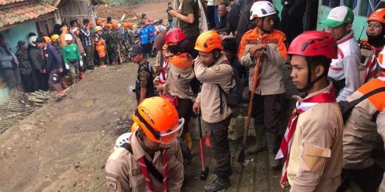 Aksi Kemanusiaan, Kwarcab Pramuka Kabupaten Bandung Terjunkan Relawan Pramuka Peduli Cari Korban Longsor Cisarua