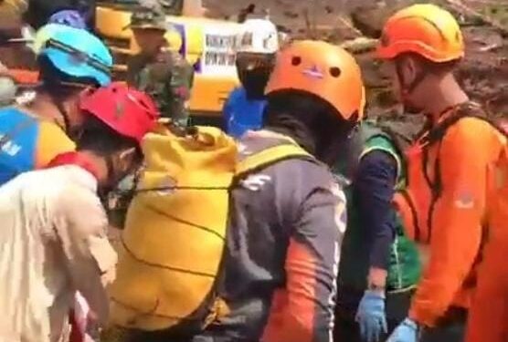 Aksi Kemanusiaan, Kwarcab Pramuka Kabupaten Bandung Terjunkan Relawan Pramuka Peduli Cari Korban Longsor Cisarua