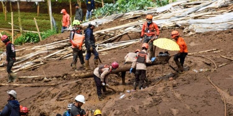 Aksi Kemanusiaan, Kwarcab Pramuka Kabupaten Bandung Terjunkan Relawan Pramuka Peduli Cari Korban Longsor Cisarua