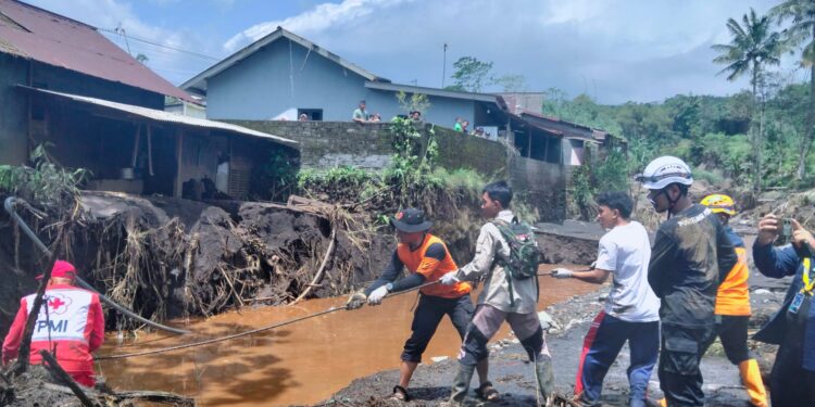 Pramuka Kwarcab Purbalingga Bantu Penanganan Banjir Bandang Desa Sangkanayu