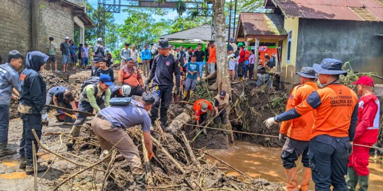 Pramuka Kwarcab Purbalingga Bantu Penanganan Banjir Bandang Desa Sangkanayu