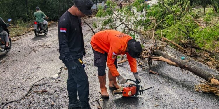Pramuka Kwarcab Purbalingga Bantu Penanganan Banjir Bandang Desa Sangkanayu