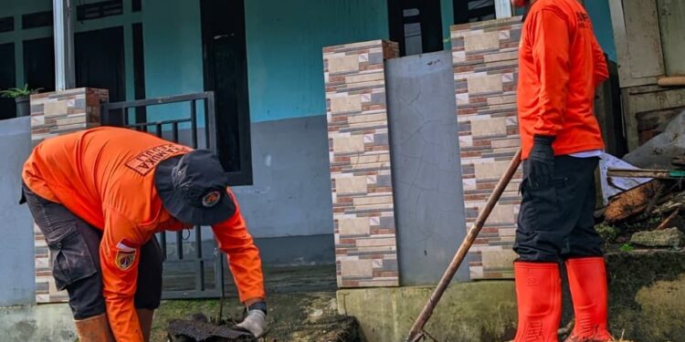Pramuka Kwarcab Purbalingga Bantu Penanganan Banjir Bandang Desa Sangkanayu