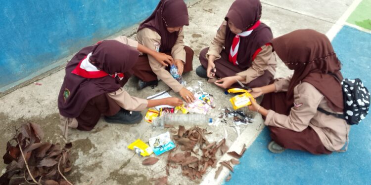 Keseruan Latihan Rutin Kepramukaan Mingguan MTsN 6 Tabalong Kerja Sama Praktek Ecobrick