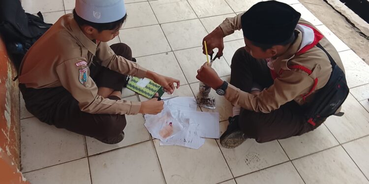 Keseruan Latihan Rutin Kepramukaan Mingguan MTsN 6 Tabalong Kerja Sama Praktek Ecobrick