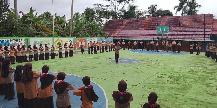 Keseruan Latihan Rutin Kepramukaan Mingguan MTsN 6 Tabalong Kerja Sama Praktek Ecobrick
