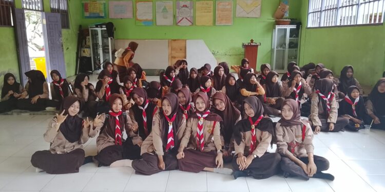 Keseruan Latihan Rutin Kepramukaan Mingguan MTsN 6 Tabalong Kerja Sama Praktek Ecobrick