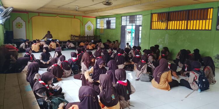 Keseruan Latihan Rutin Kepramukaan Mingguan MTsN 6 Tabalong Kerja Sama Praktek Ecobrick