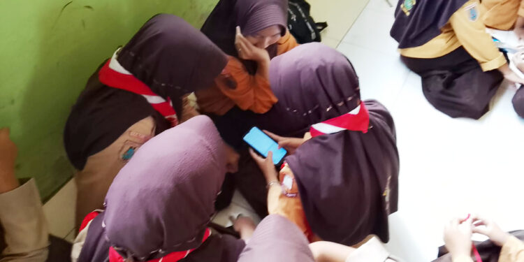 Kolaborasi Regu Penggalang di Gudep MTSn 6 Tabalong dalam Menerapkan Penggunaan Internet Informasi, Komunikasi, dan Teknologi Sehat