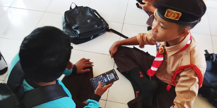 Kolaborasi Regu Penggalang di Gudep MTSn 6 Tabalong dalam Menerapkan Penggunaan Internet Informasi, Komunikasi, dan Teknologi Sehat