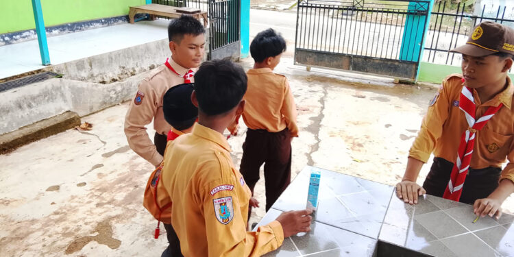 Kolaborasi Regu Penggalang di Gudep MTSn 6 Tabalong dalam Menerapkan Penggunaan Internet Informasi, Komunikasi, dan Teknologi Sehat