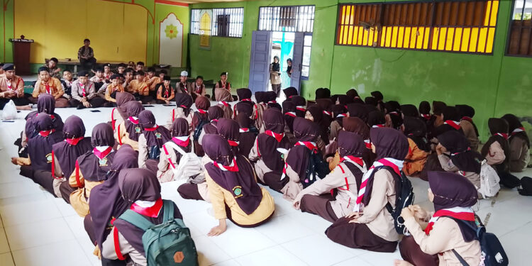 Kolaborasi Regu Penggalang di Gudep MTSn 6 Tabalong dalam Menerapkan Penggunaan Internet Informasi, Komunikasi, dan Teknologi Sehat