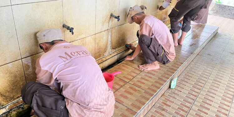 Jelang Ramadhan 1447 H, Pramuka HST Laksanakan Baksos Bersihkan Tempat Ibadah