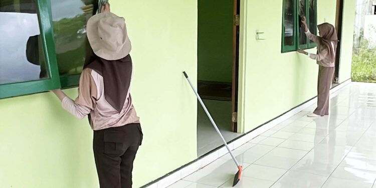 Jelang Ramadhan 1447 H, Pramuka HST Laksanakan Baksos Bersihkan Tempat Ibadah