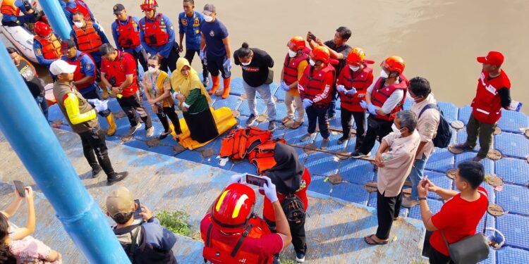 Minimalisir Dampak Pencemaran Sungai Cisadane, Rintisan Saka Patriot Kwarcab Kota Tangerang bersama OPD Tuangkan 1.500 Liter Eco Enzyme