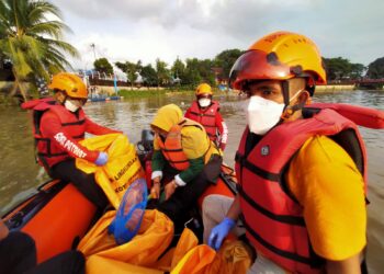 Minimalisir Dampak Pencemaran Sungai Cisadane, Rintisan Saka Patriot Kwarcab Kota Tangerang bersama OPD Tuangkan 1.500 Liter Eco Enzyme