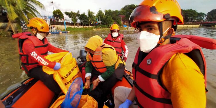 Minimalisir Dampak Pencemaran Sungai Cisadane, Rintisan Saka Patriot Kwarcab Kota Tangerang bersama OPD Tuangkan 1.500 Liter Eco Enzyme
