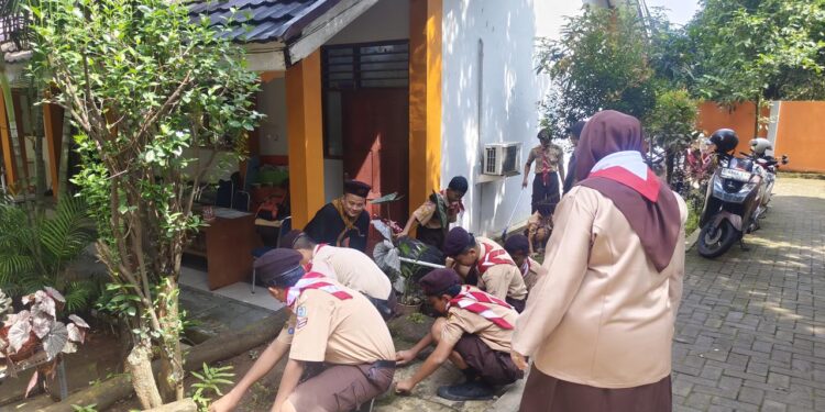 Kompak, Puluhan Anggota Pramuka SMPN 4 Cileungsi Kompak Bersihkan Lingkungan
