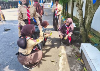 Kompak, Puluhan Anggota Pramuka SMPN 4 Cileungsi Kompak Bersihkan Lingkungan