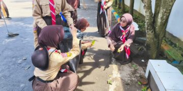 Kompak, Puluhan Anggota Pramuka SMPN 4 Cileungsi Kompak Bersihkan Lingkungan
