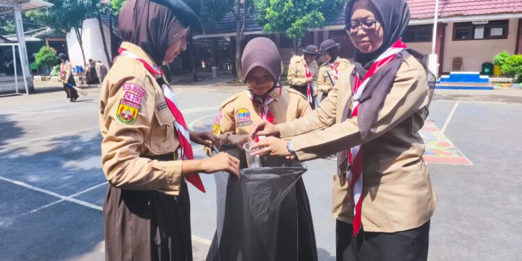 Kompak, Puluhan Anggota Pramuka SMPN 4 Cileungsi Kompak Bersihkan Lingkungan