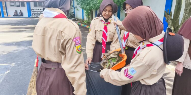 Kompak, Puluhan Anggota Pramuka SMPN 4 Cileungsi Kompak Bersihkan Lingkungan
