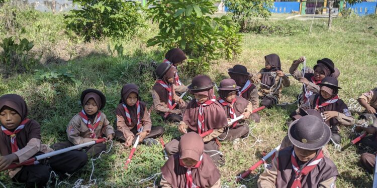 Gudep 04.059–04.060 MI Arrahman Pajekko Gelar Latihan Mingguan Fokus Pioneering Dasar