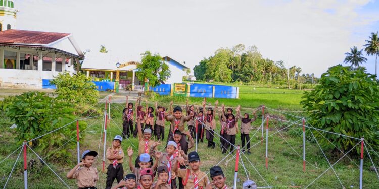 Gudep 04.059–04.060 MI Arrahman Pajekko Gelar Latihan Mingguan Fokus Pioneering Dasar