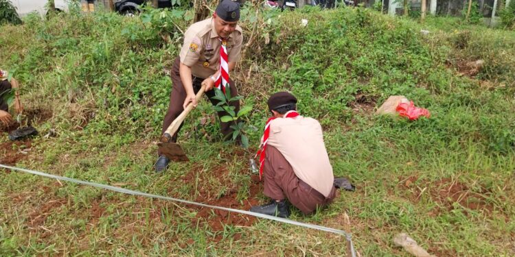 Pramuka Cileungsi Beraksi Lakukan Penanaman Pohon di Hutan Kota