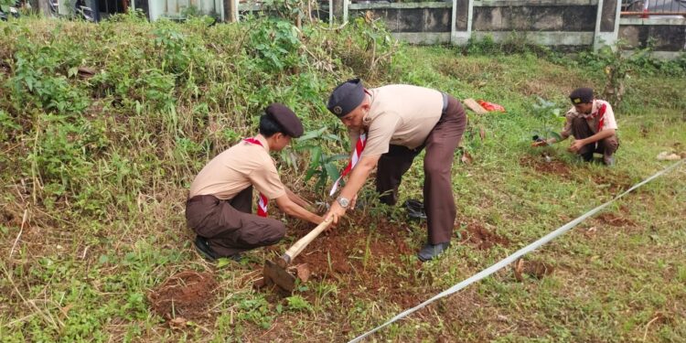 Pramuka Cileungsi Beraksi Lakukan Penanaman Pohon di Hutan Kota