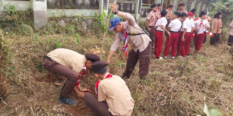 Pramuka Cileungsi Beraksi Lakukan Penanaman Pohon di Hutan Kota