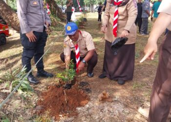 Pramuka Cileungsi Beraksi Lakukan Penanaman Pohon di Hutan Kota