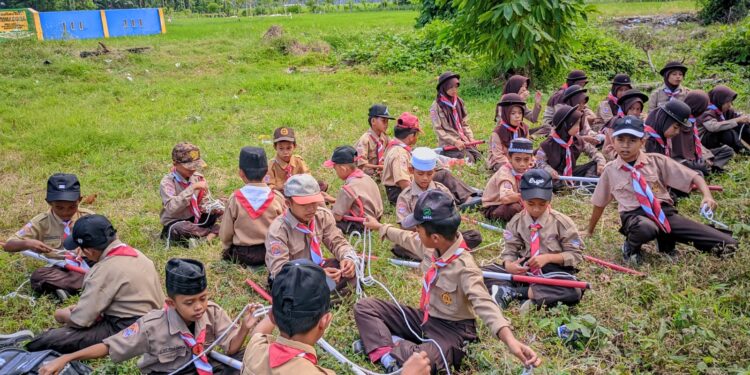 Gudep 04.059–04.060 MI Arrahman Pajekko Gelar Latihan Pramuka, Fokus Materi Simpul Jangkar untuk Dasar Membuat Usungan