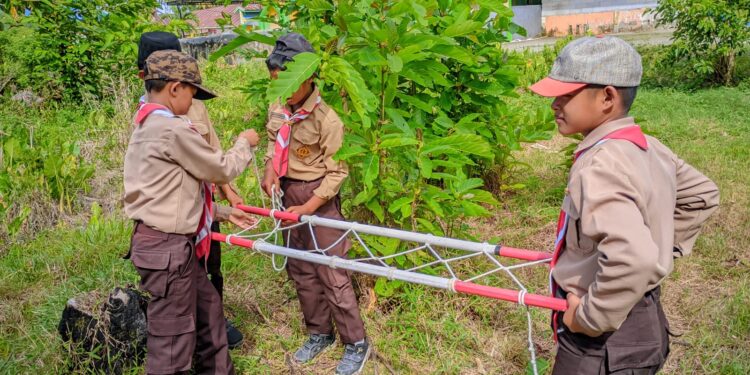 Gudep 04.059–04.060 MI Arrahman Pajekko Gelar Latihan Pramuka, Fokus Materi Simpul Jangkar untuk Dasar Membuat Usungan
