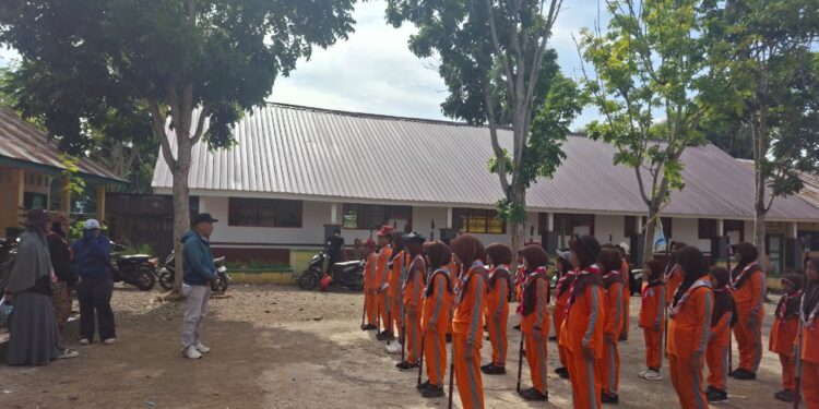 Gerakan Pramuka Gudep 04.017 dan Gudep 04.018 Pangkalan SD Negeri 215 Kading Gelar Hiking, Tanamkan Kemandirian dan Cinta Alam