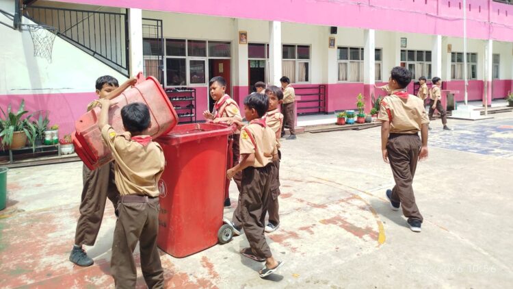 Sambut HPSN, Pramuka SD N Situsari 01 Gotong Royong Bersihkan Lingkungan