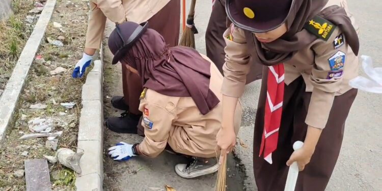 Pramuka SMAN 1 Cileungsi Gelar Aksi Bersih-bersih Lingkungan