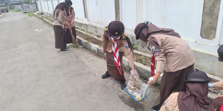 Pramuka SMAN 1 Cileungsi Gelar Aksi Bersih-bersih Lingkungan