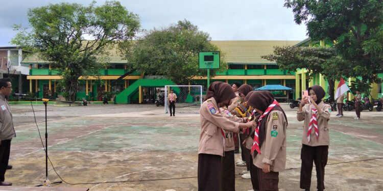 Estafet Kepemimpinan Dimulai: Waka Mabigus MAN 1 Kota Bima Lantik Dewan Ambalan Al Fatih – Az Zahra 2025/2026