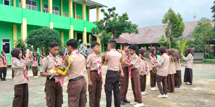 Estafet Kepemimpinan Dimulai: Waka Mabigus MAN 1 Kota Bima Lantik Dewan Ambalan Al Fatih – Az Zahra 2025/2026