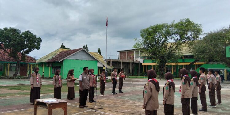 Estafet Kepemimpinan Dimulai: Waka Mabigus MAN 1 Kota Bima Lantik Dewan Ambalan Al Fatih – Az Zahra 2025/2026