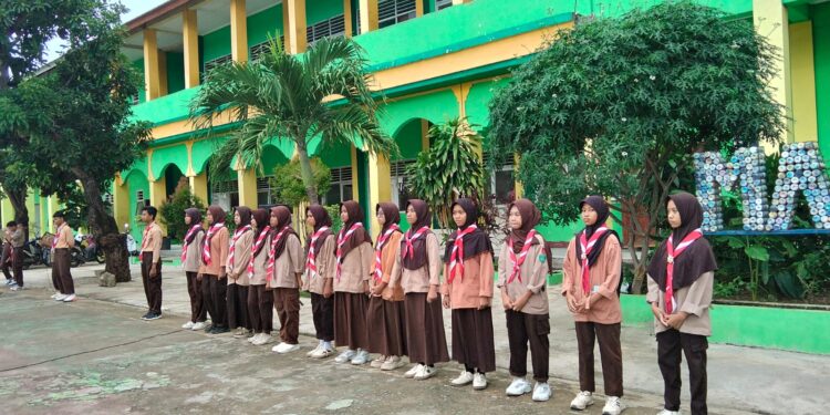 Estafet Kepemimpinan Dimulai: Waka Mabigus MAN 1 Kota Bima Lantik Dewan Ambalan Al Fatih – Az Zahra 2025/2026