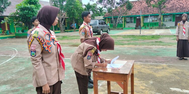 Estafet Kepemimpinan Dimulai: Waka Mabigus MAN 1 Kota Bima Lantik Dewan Ambalan Al Fatih – Az Zahra 2025/2026