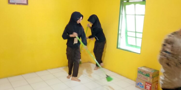 Pramuka MTsN 6 Tabalong Gelar Karya Bakti Ramadan, Bersihkan Musholla dan Sekretariat