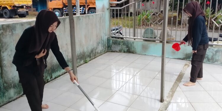 Pramuka MTsN 6 Tabalong Gelar Karya Bakti Ramadan, Bersihkan Musholla dan Sekretariat