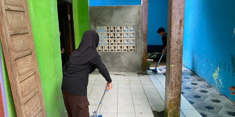 Pramuka MTsN 6 Tabalong Gelar Karya Bakti Ramadan, Bersihkan Musholla dan Sekretariat