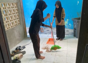 Pramuka MTsN 6 Tabalong Gelar Karya Bakti Ramadan, Bersihkan Musholla dan Sekretariat