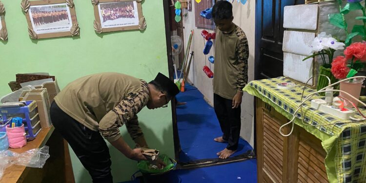 Pramuka MTsN 6 Tabalong Gelar Karya Bakti Ramadan, Bersihkan Musholla dan Sekretariat