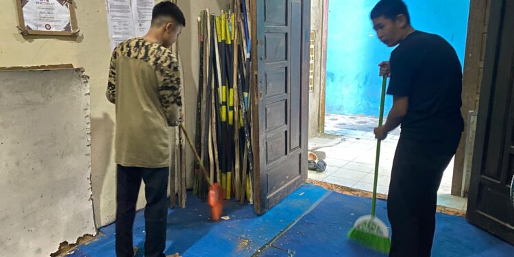 Pramuka MTsN 6 Tabalong Gelar Karya Bakti Ramadan, Bersihkan Musholla dan Sekretariat